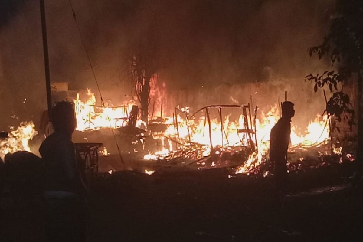 Fire set in fruit market in Meerut and many fire Brigade bus on the spot