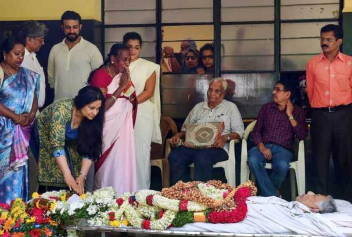 Amitabh Bachchan Twitter hacked and girish karnad cremation top entertainment news
