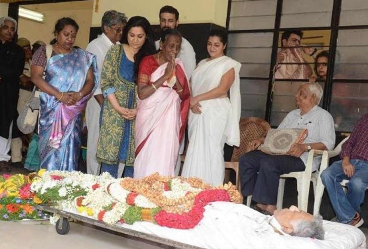 girish karnad cremation no floral procession no vvips reached