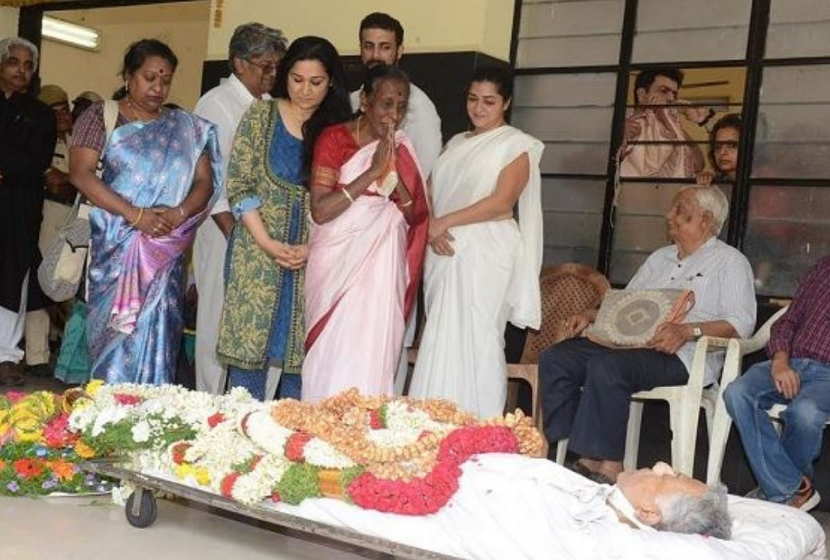 girish karnad cremation no floral procession no vvips reached