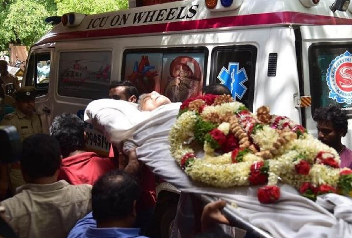 girish karnad cremation no floral procession no vvips reached