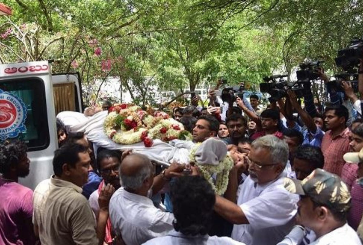girish karnad cremation no floral procession no vvips reached