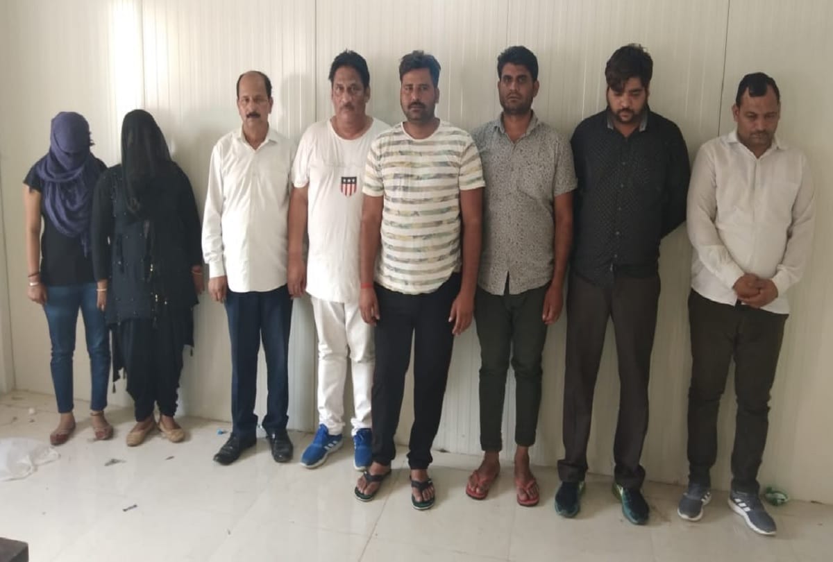 big revealing by taxi driver in honey trap case noida