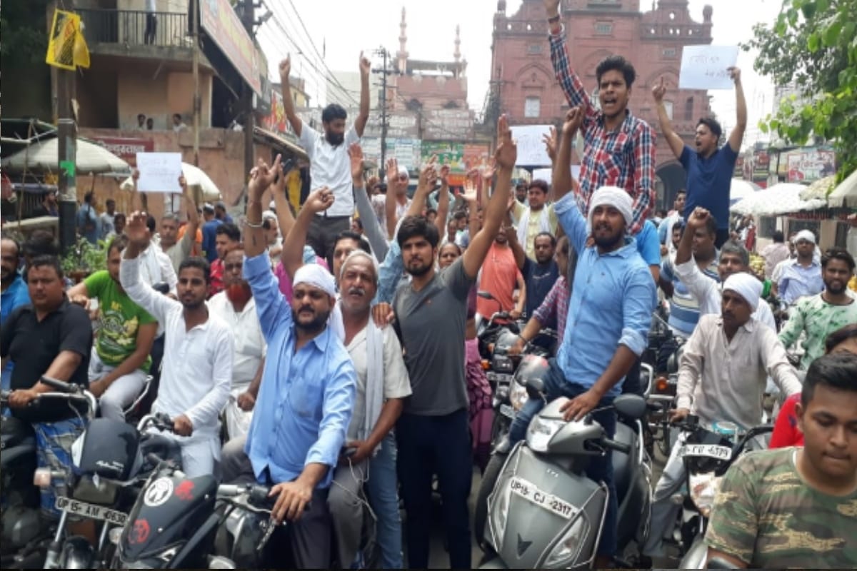Protest against the municipal team on remove illegal dairy in Meerut city