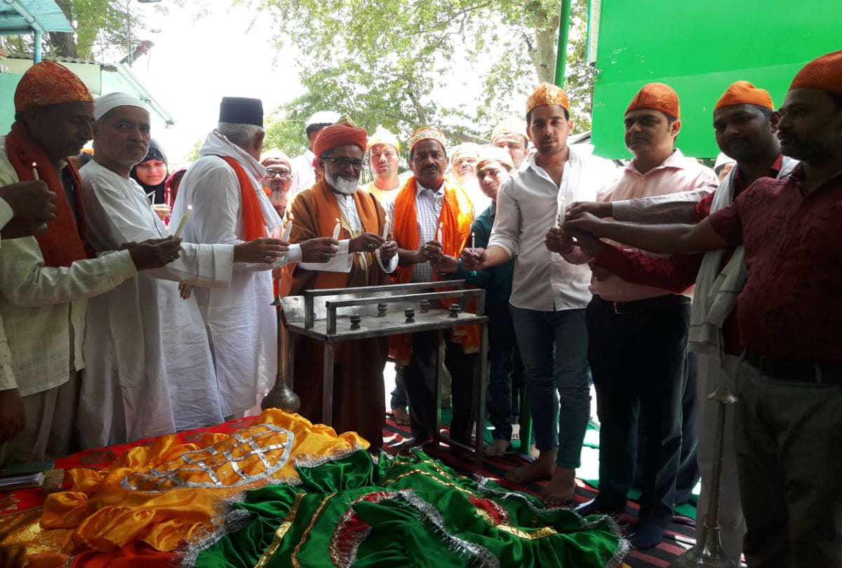 Muslim Pray Namaz and Demands Death Sentence to Murderer of Tappl Girl Aligarh