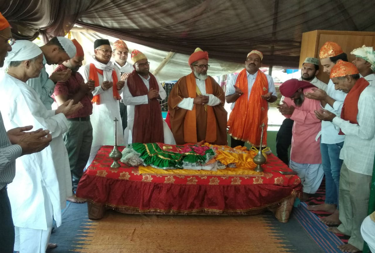 Muslim Pray Namaz and Demands Death Sentence to Murderer of Tappl Girl Aligarh