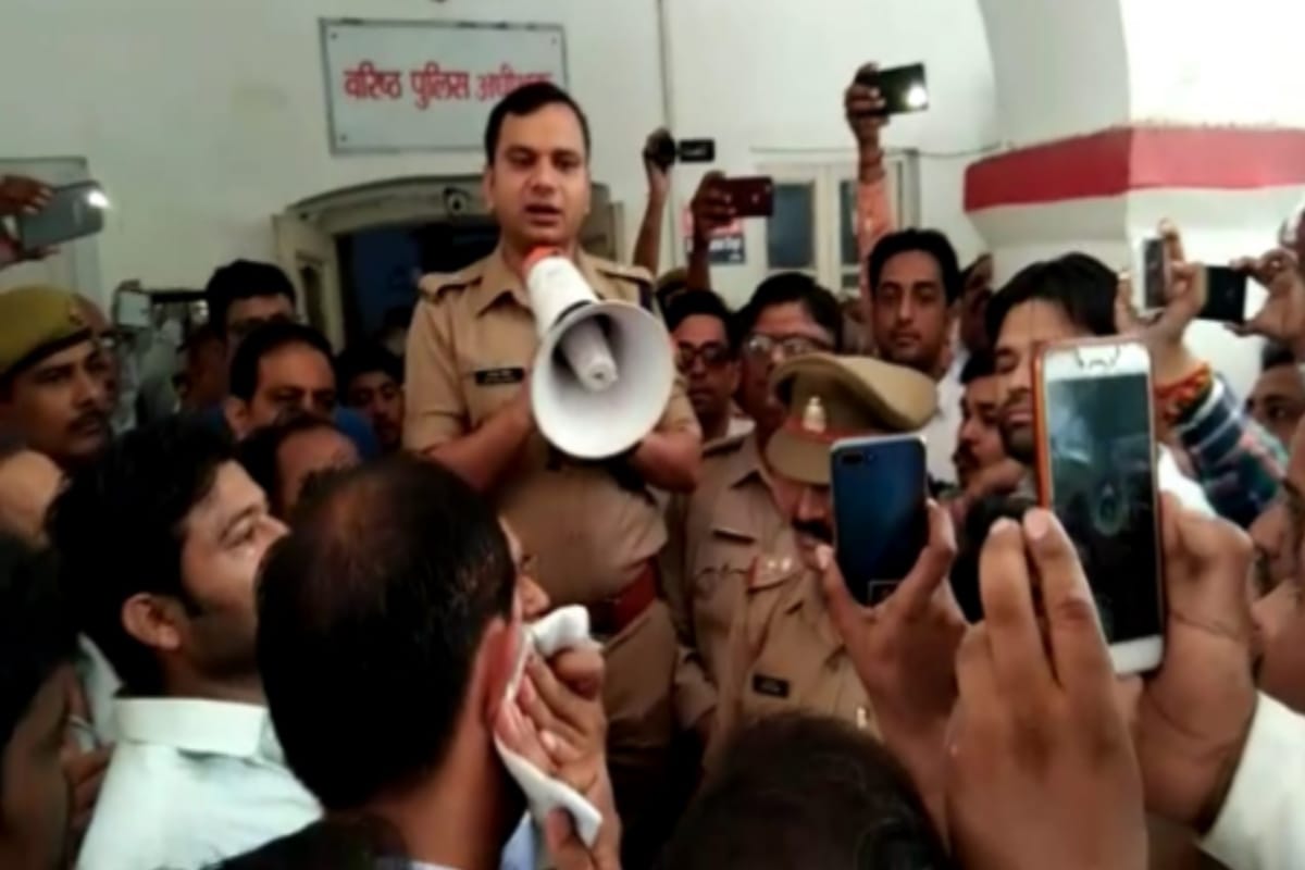 Advocate rucks on robbery cases,  protest at SSP office in Muzaffarnagar