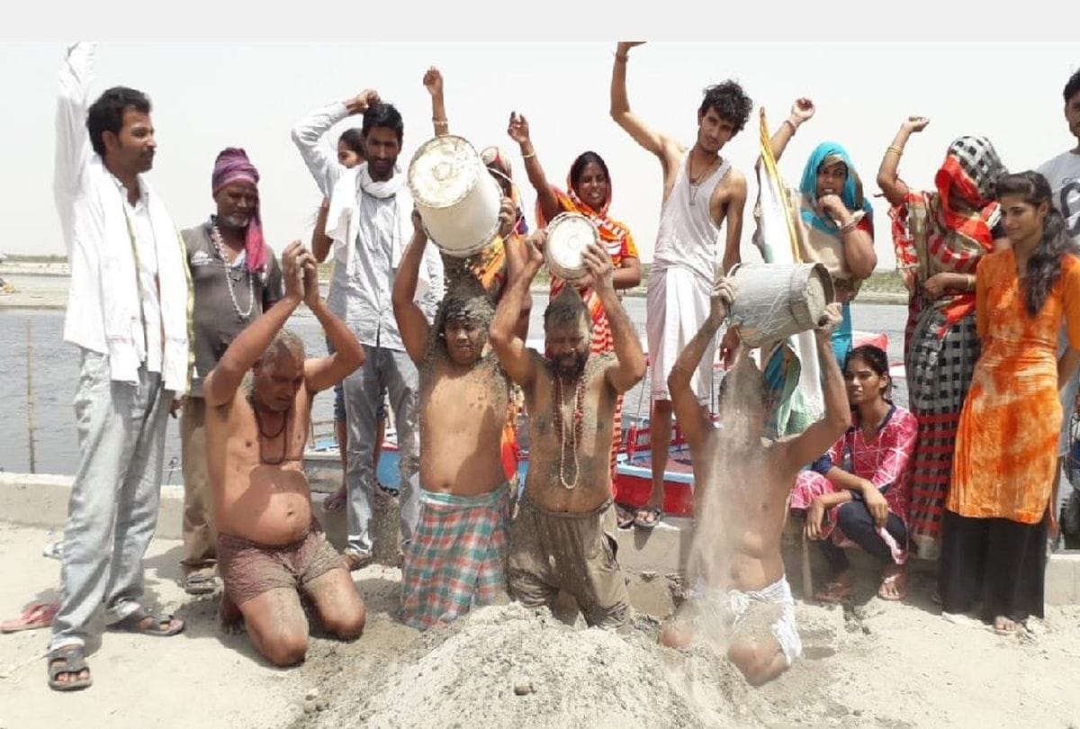 Send Bath in Vrindavan Vihar Ghat at Yamuna Cause of Dirty Water in River at dussehra