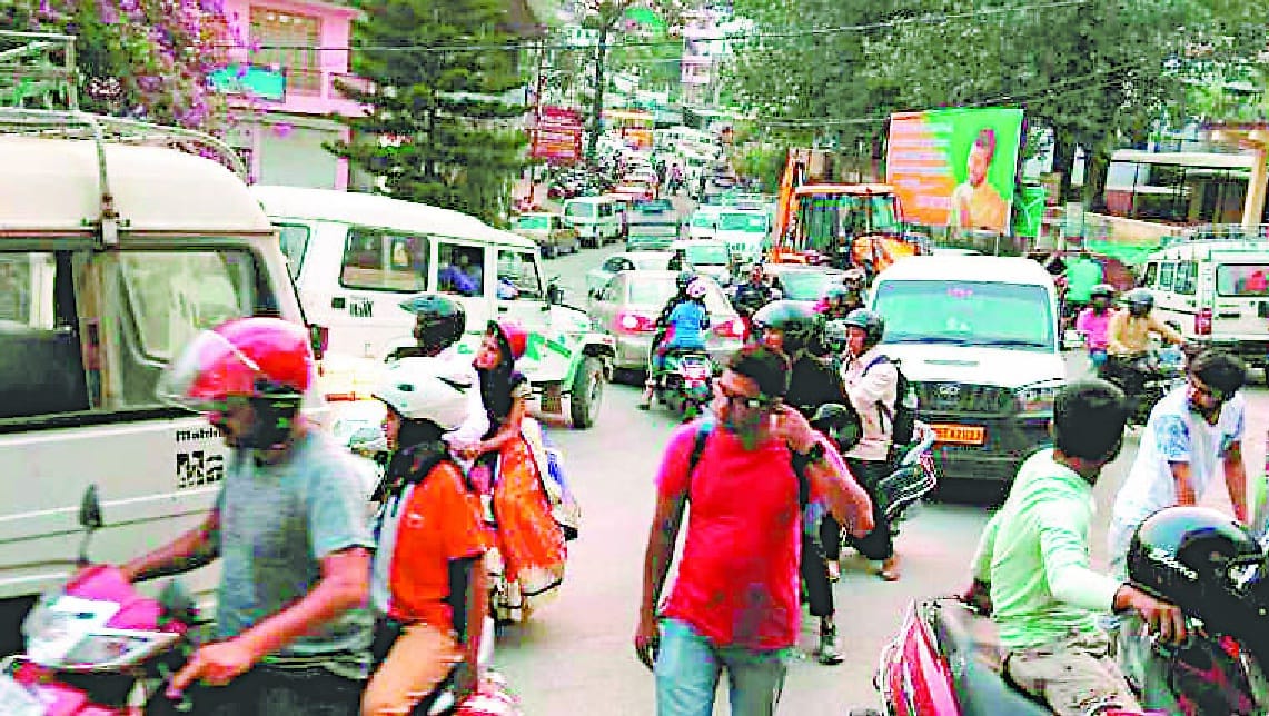 vaahanon ke chaukie, traiphik vyavastha dhadaam