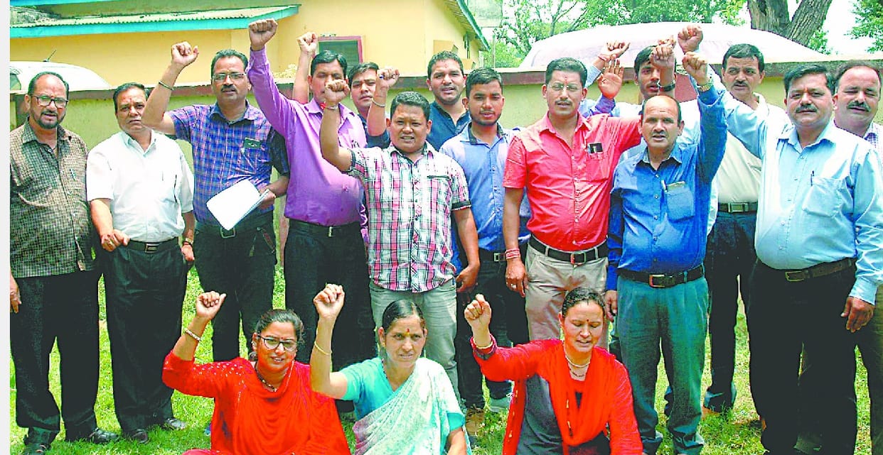 pithauraagadh aur gangoleehaat mein raajasv upanireekshakon ne pradarshan kiya