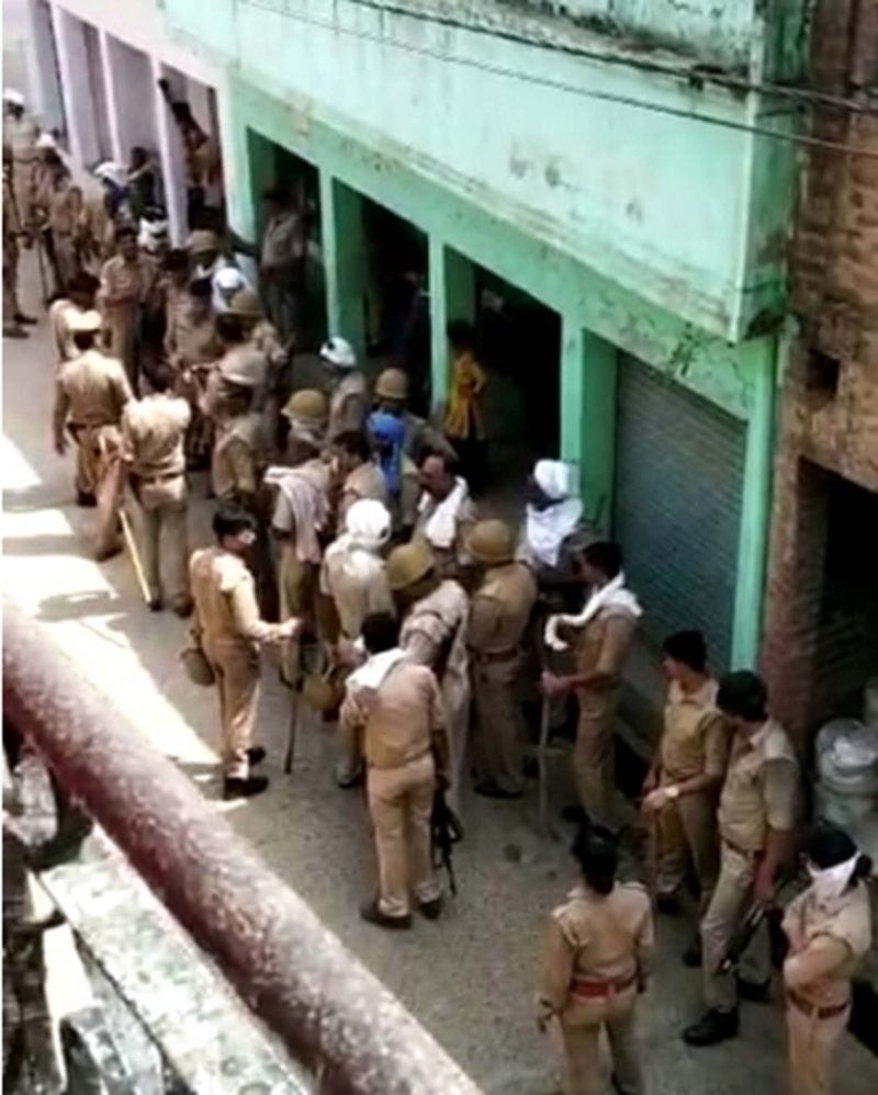 जांच के लिए पहुंचीं नायब तहसीलदार से डीलर ने की अभद्रता