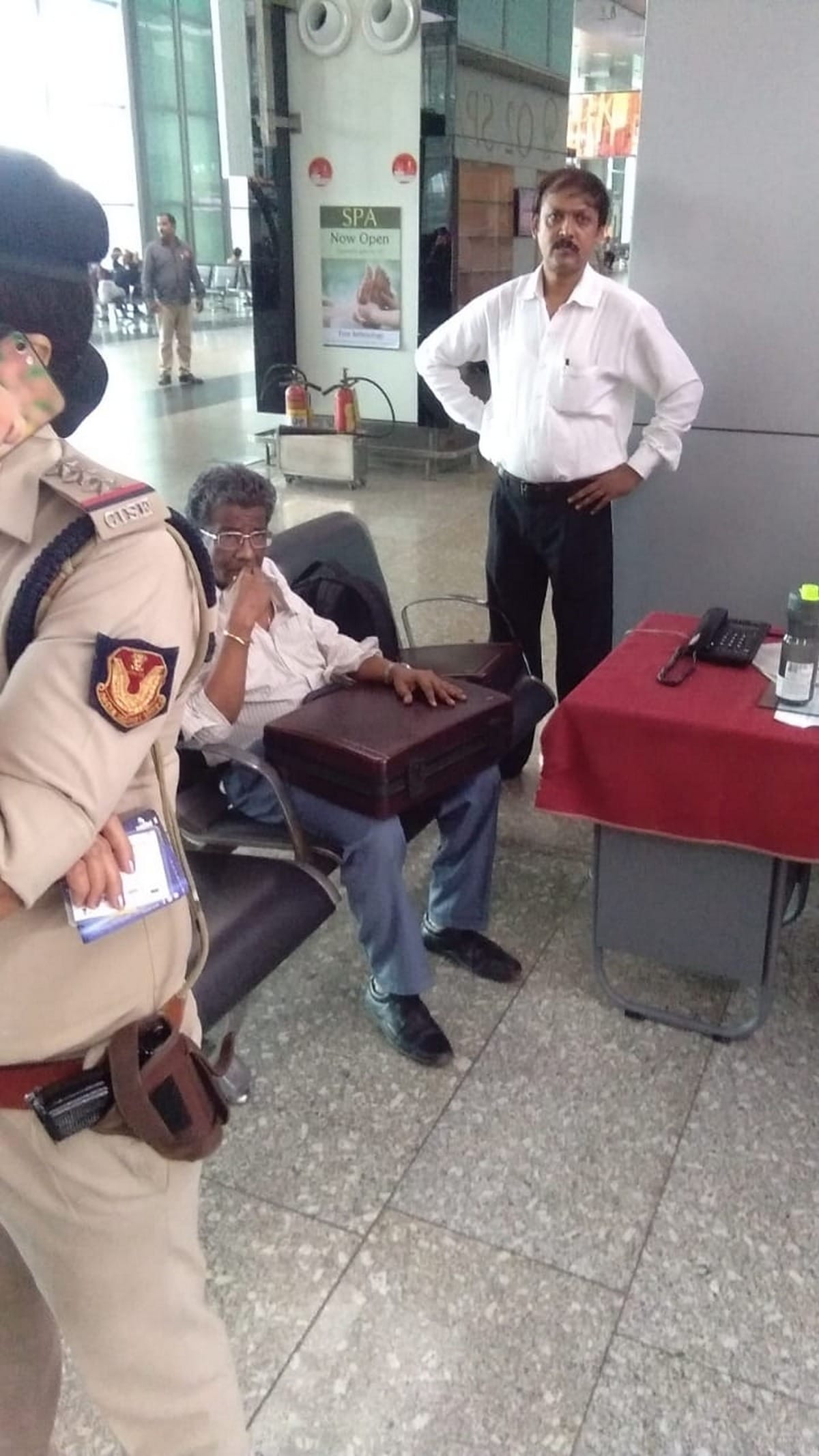 cisf caught two traveler with 15 lakh rupees cash at varanasi airport