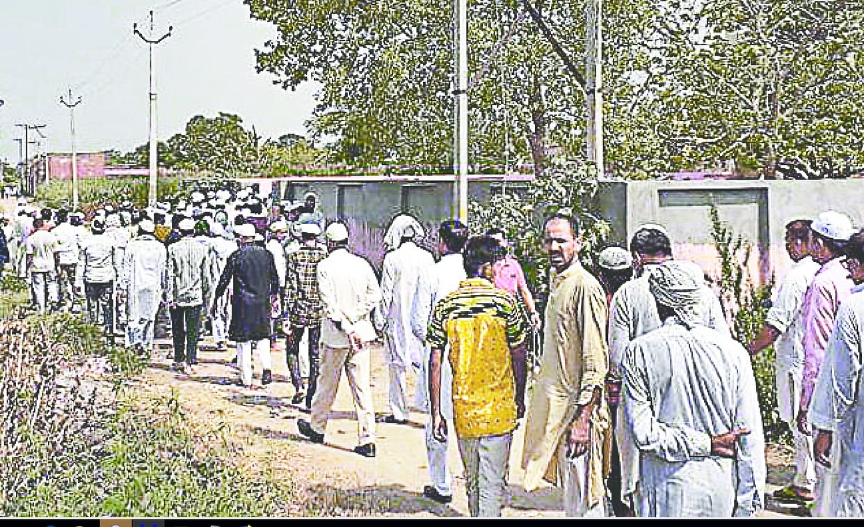 pita aur do putro samet paach ke khilaaf report darj