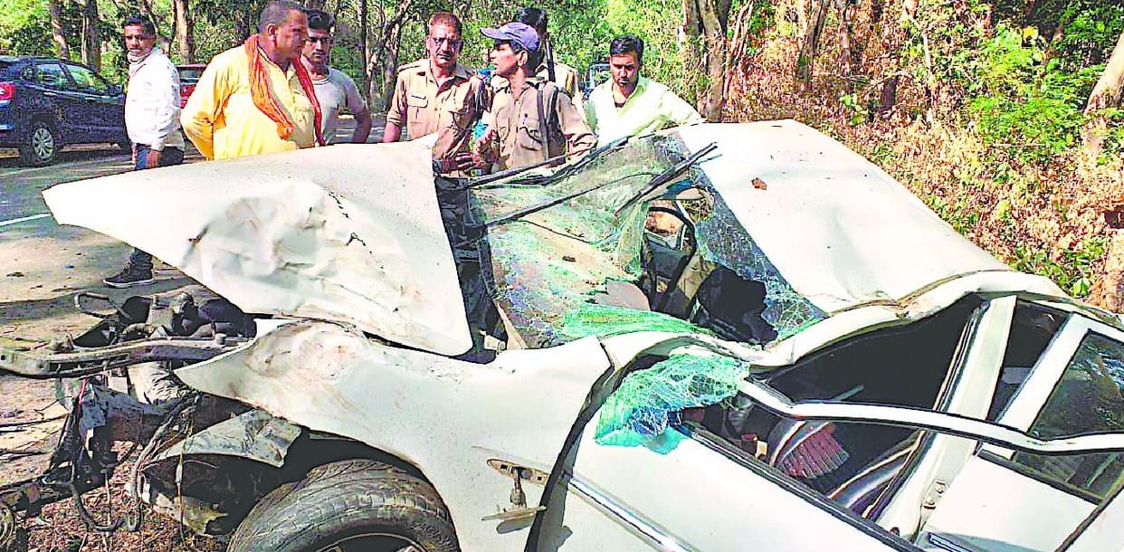Uncontrollable car collides with tree, death of two moussere brothers