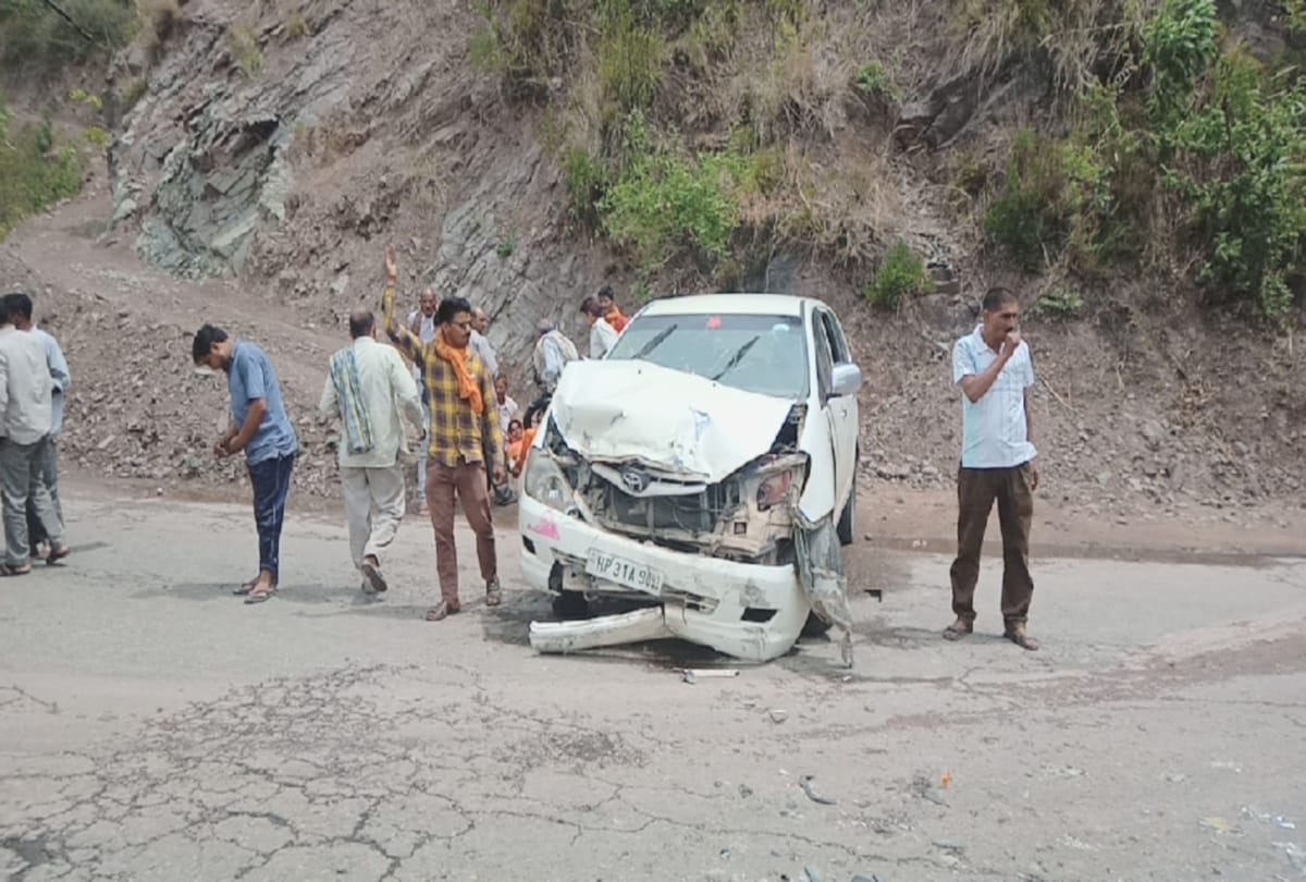truck collide with car after break fail in bilaspur