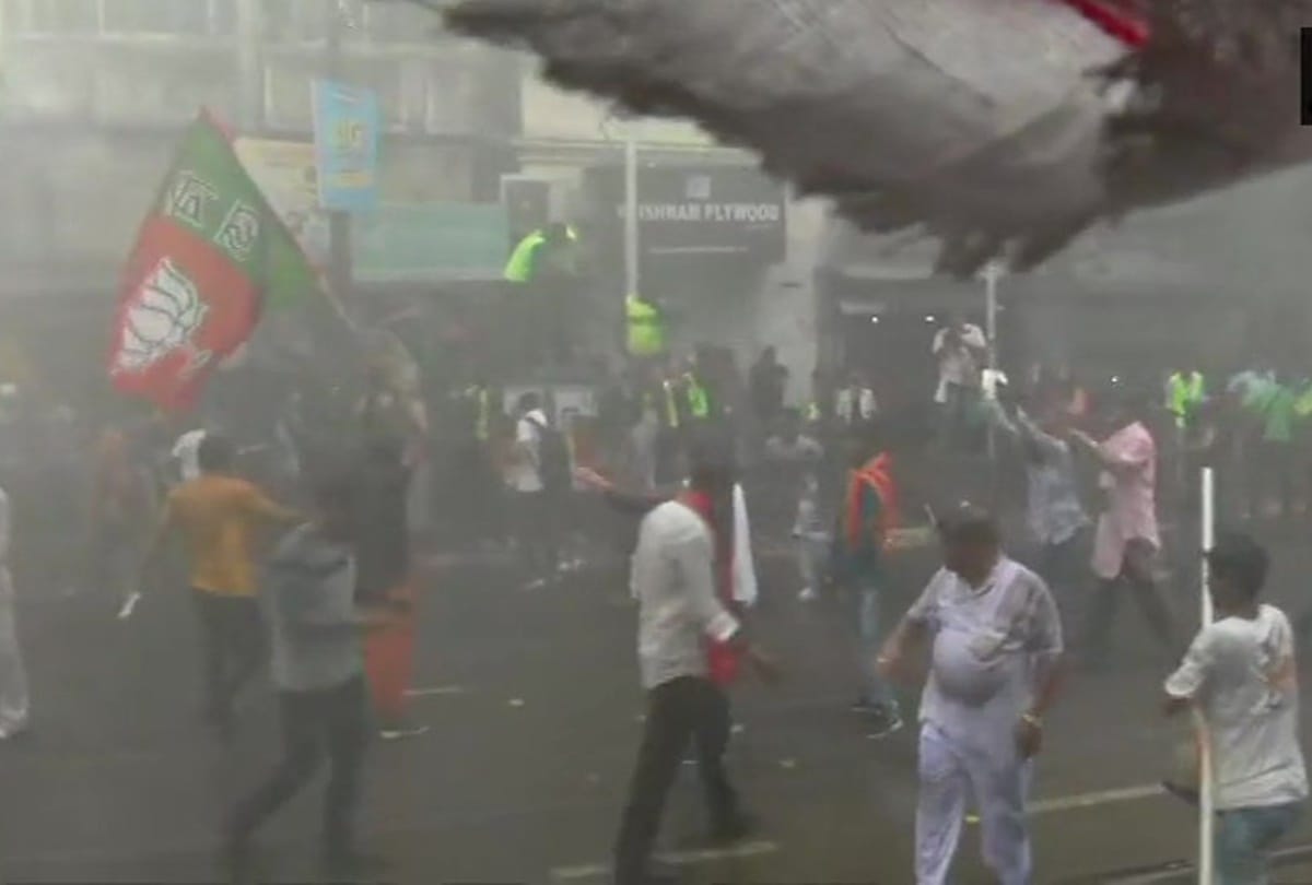Kolkata police baton charge at BJP workers on Bepin Behari Ganguly Street