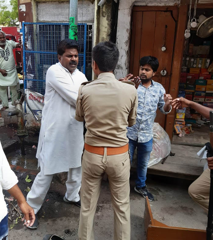 विवाद सुलझाने गई पुलिस से भिड़े लोग