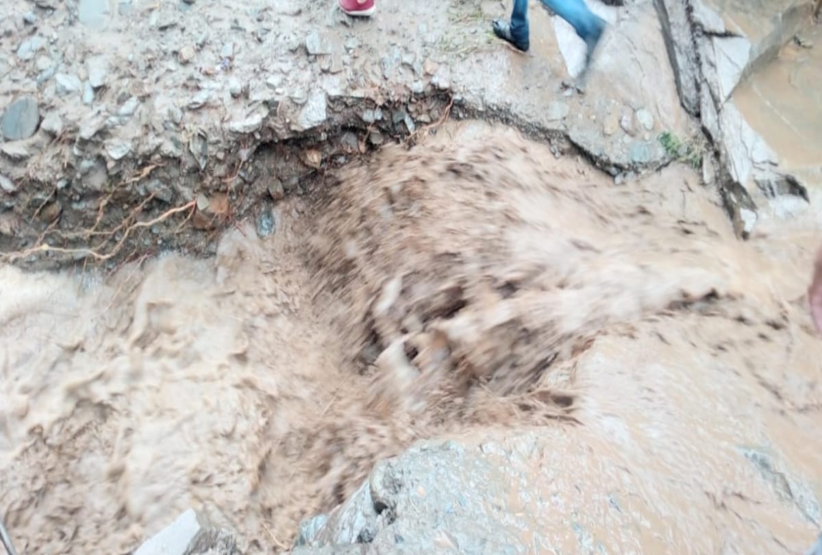 many houses damaged due to cloudburst in janghi in chamba himachal
