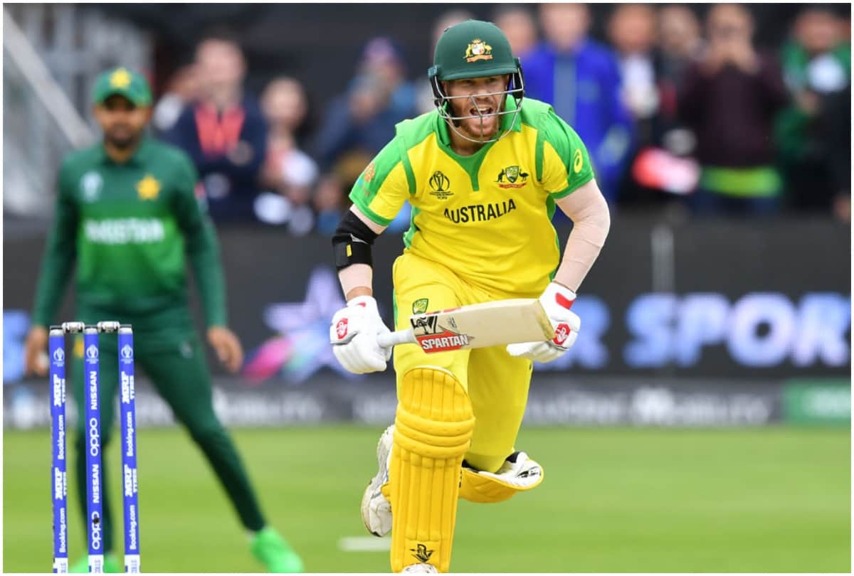 David Warner gives his man of the match award to young fans after pakistan match