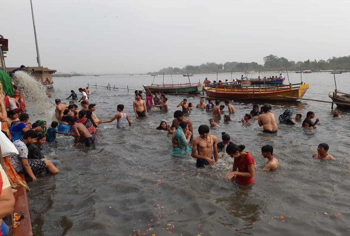 Ganga Dussehra 2019 Devotee Take Bath in Yamuna River Mathura Ghat