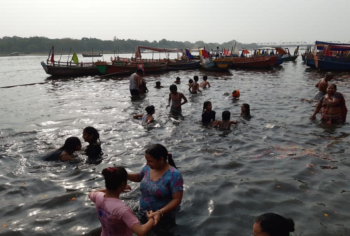 Ganga Dussehra 2019 Devotee Take Bath in Yamuna River Mathura Ghat