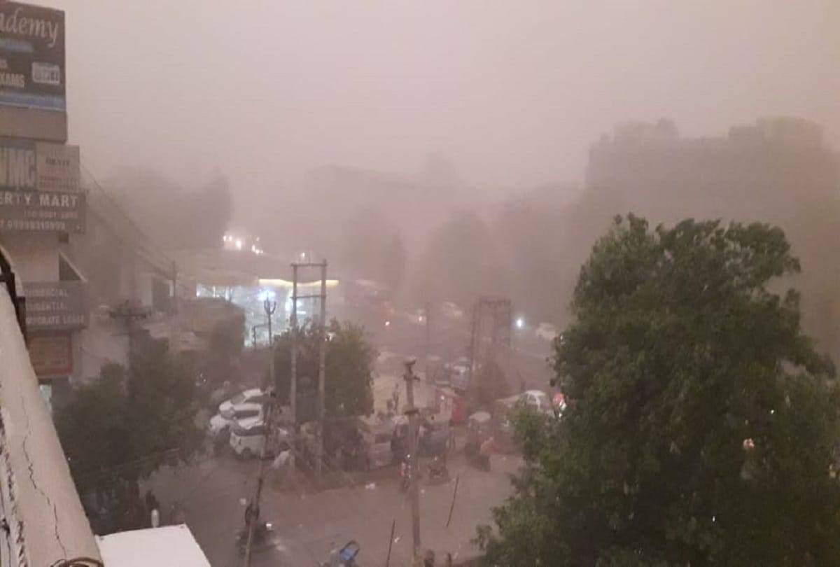 Dust storm hits Delhi-ncr