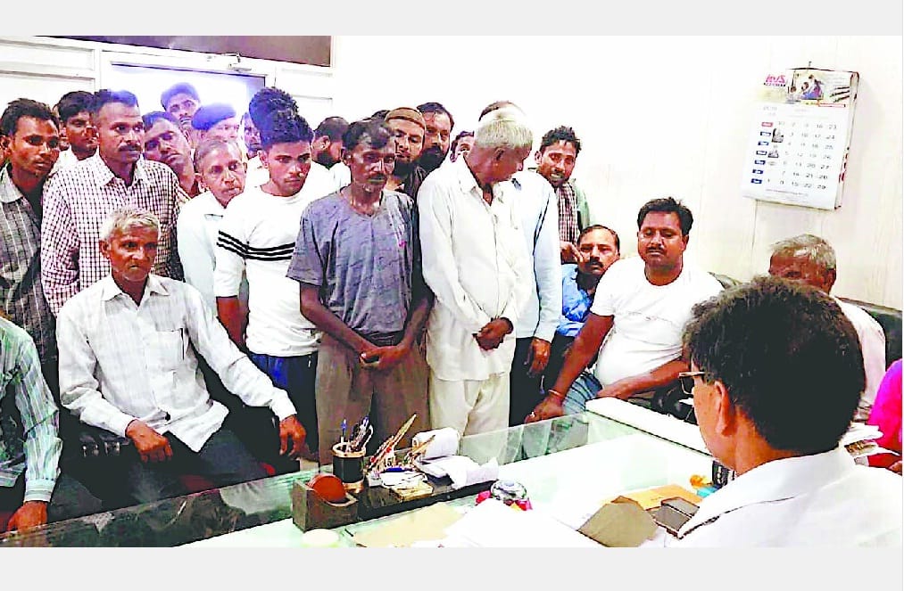 EO accused of recovering 20 thousand rupees