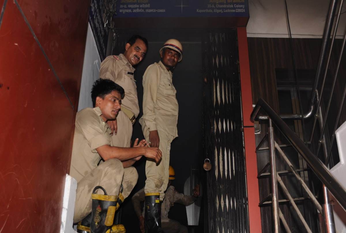 fire in indian overseas bank in lucknow