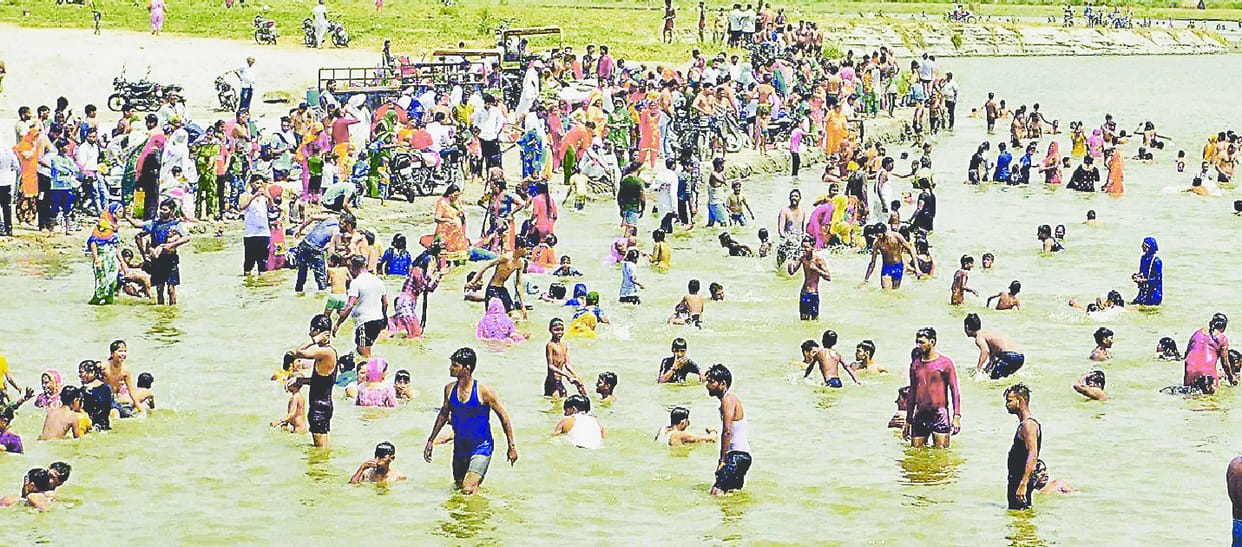 hajaaro bhakto ne yamuna me lagaai dubki
