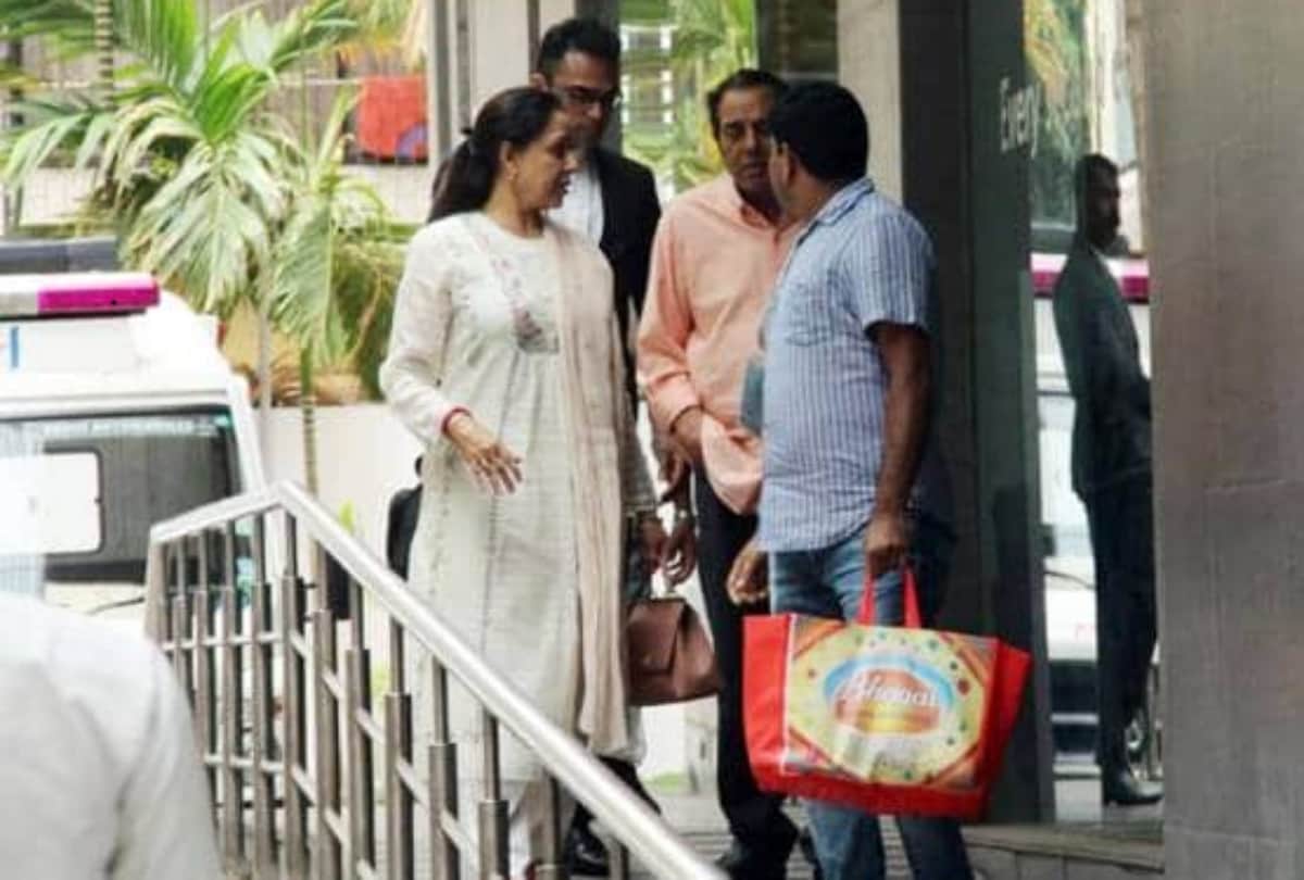 hema malini and dharmedra meet to esha deol becomes mother