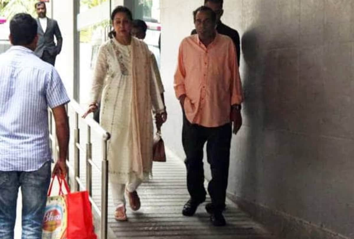 hema malini and dharmedra meet to esha deol becomes mother