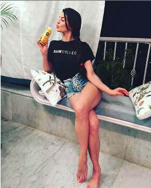 jacqueline fernandez share photos with her sister birthday