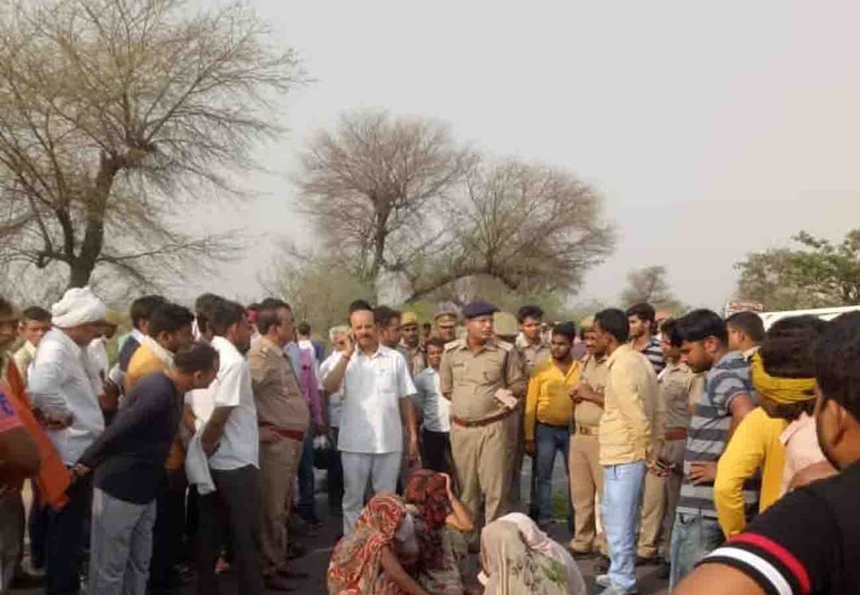 road accident in banda, one died and two injured