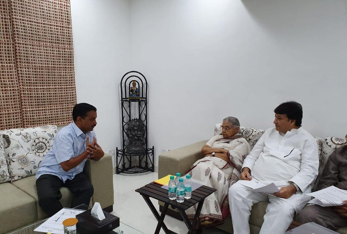 sheila dikshit meets arvind kejriwal talks on electricity and water problem demand