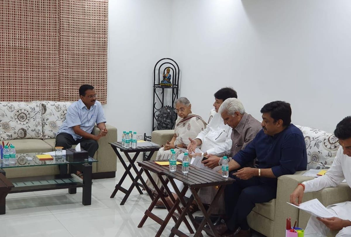 sheila dikshit meets arvind kejriwal talks on electricity and water problem demand