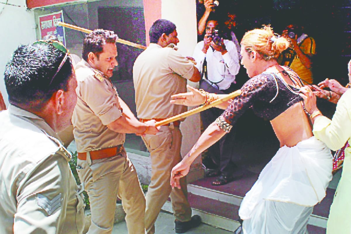 kinnar Beating case in lalkurti police station in Meerut, pictures