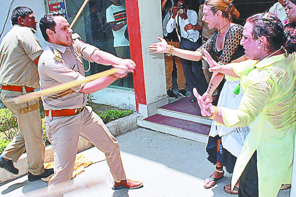Five cases, when policemen made khaki uniform embarrassed in Western UP