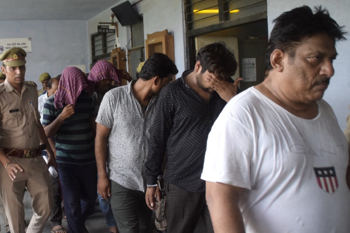 inspector and two women arrested for extorting money from commuters by threatening rape case