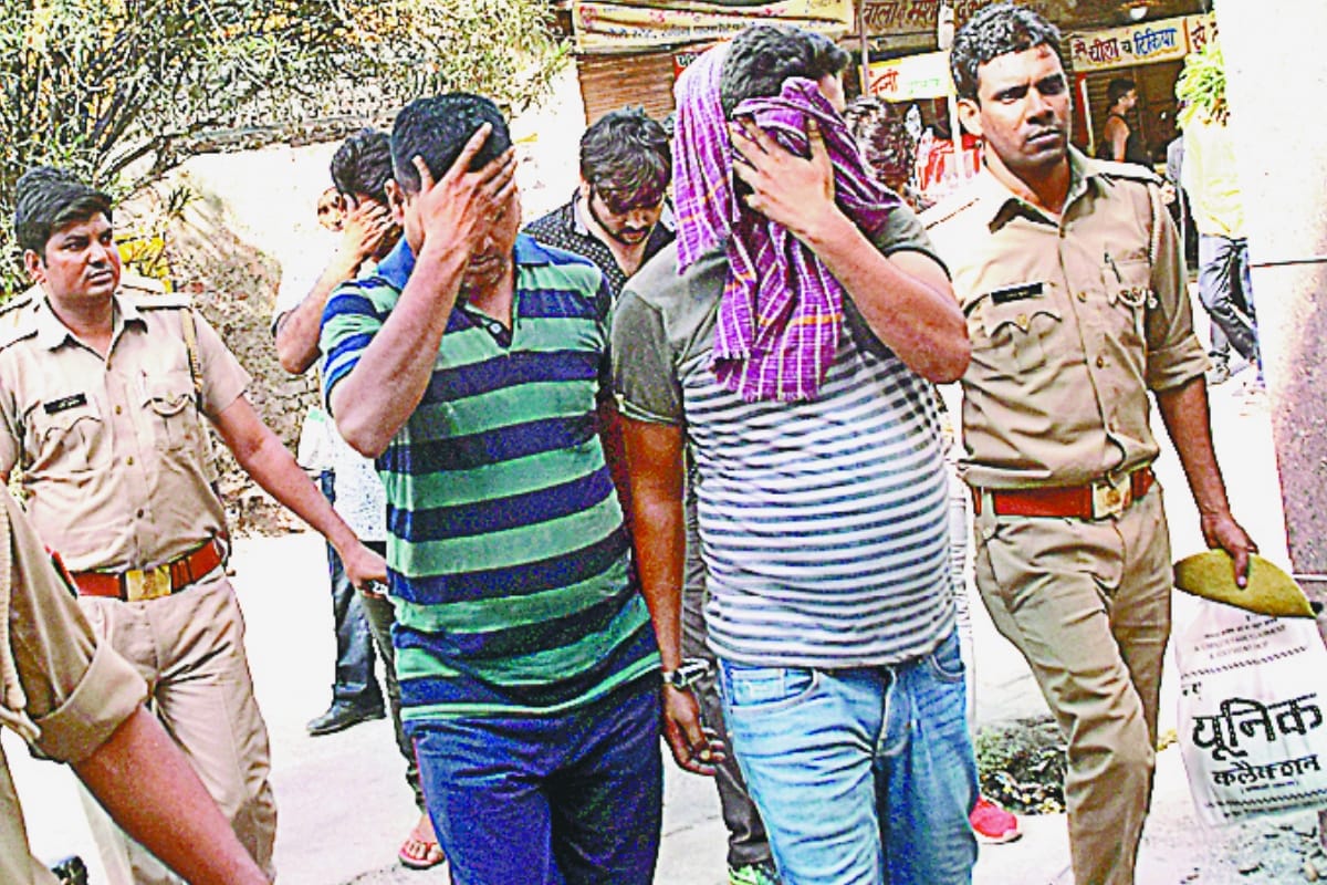 inspector and two women arrested for extorting money from commuters by threatening rape case