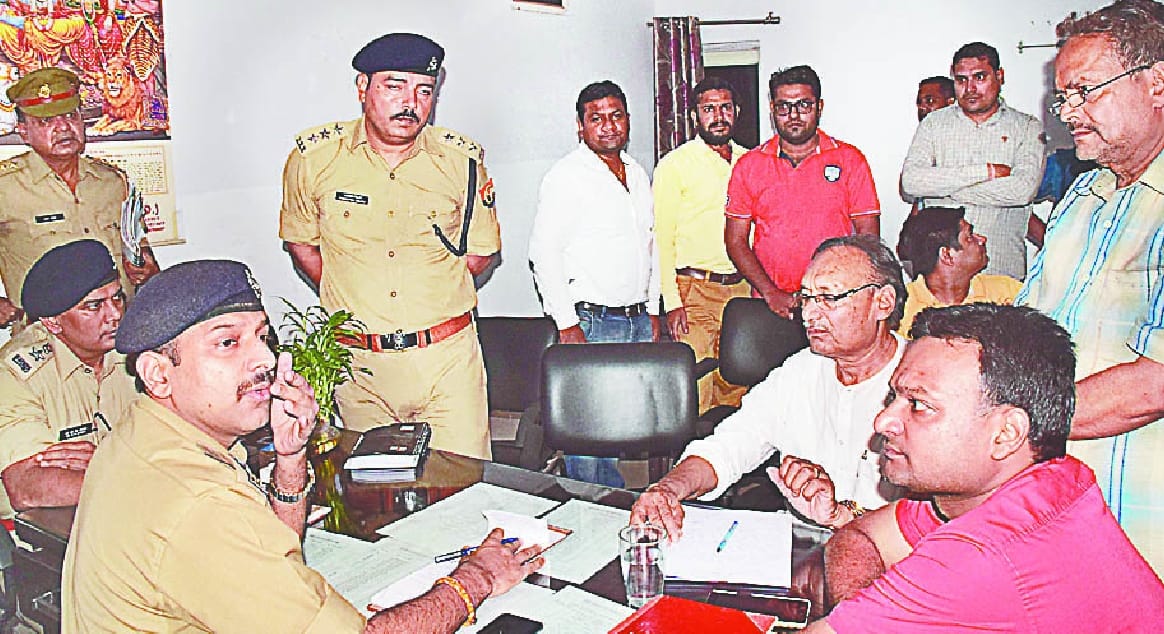 7.5 lakh rupees robbered from steel busnessman