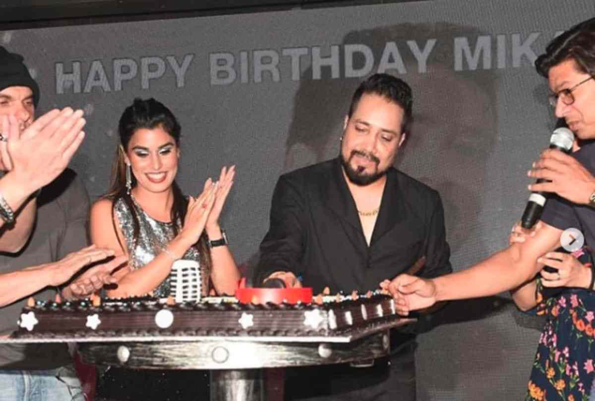 Mika Singh Perform In pervez musharraf at  Pakistan isi and dawood ibrahim family reached