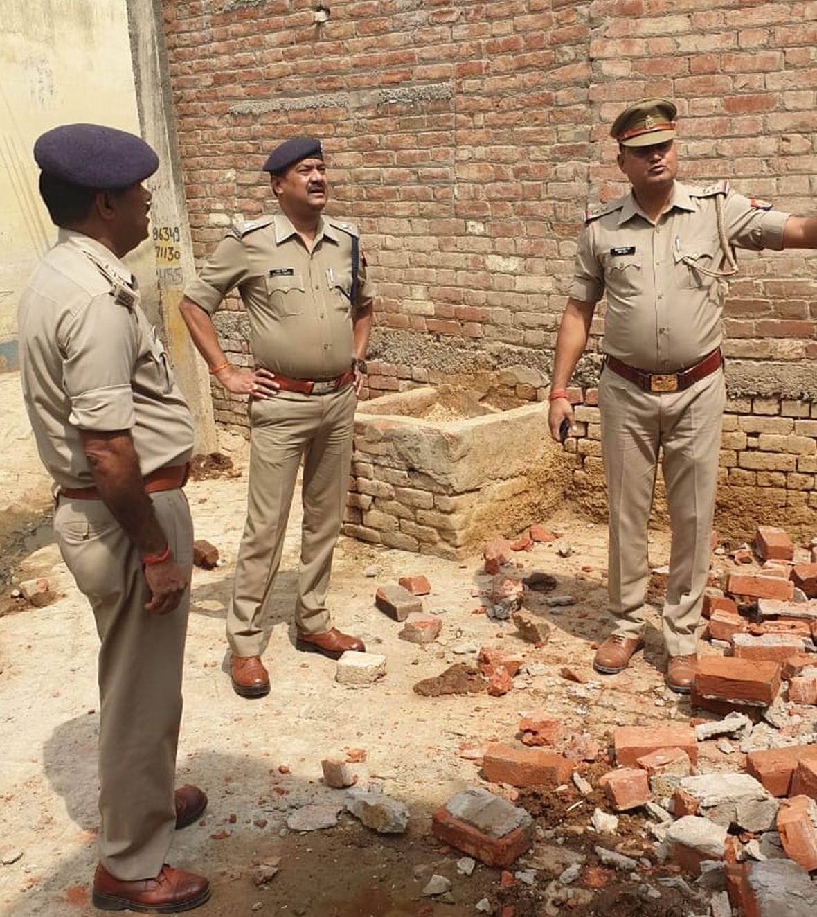 दीवार लगाने का विवाद