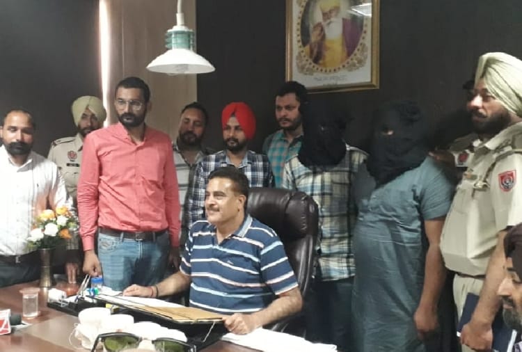 Two arrested including Punjabi singer along with heroin in Firozpur