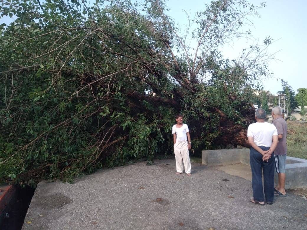 Strong thunderstorm and rain destroyed car in uttarakhand weather