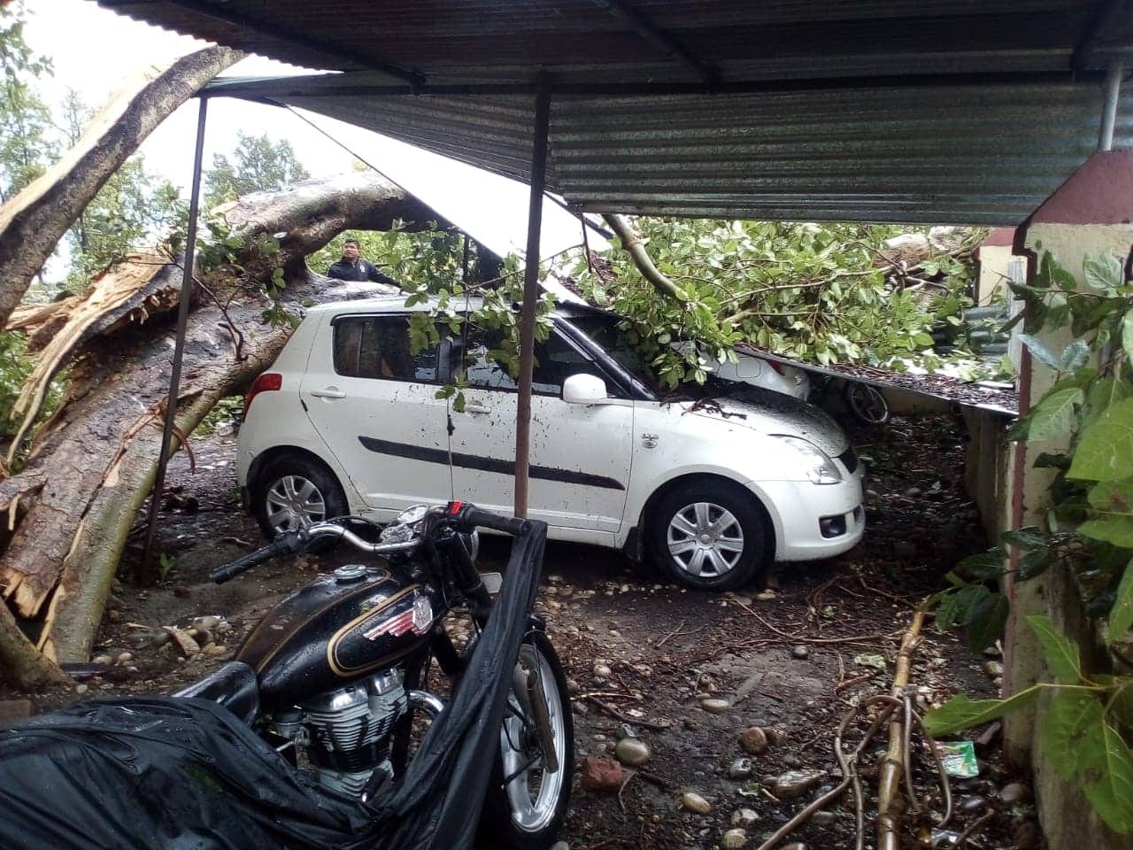 High Thunderstorm Destroy crops and house and one killed in uttarakhand 