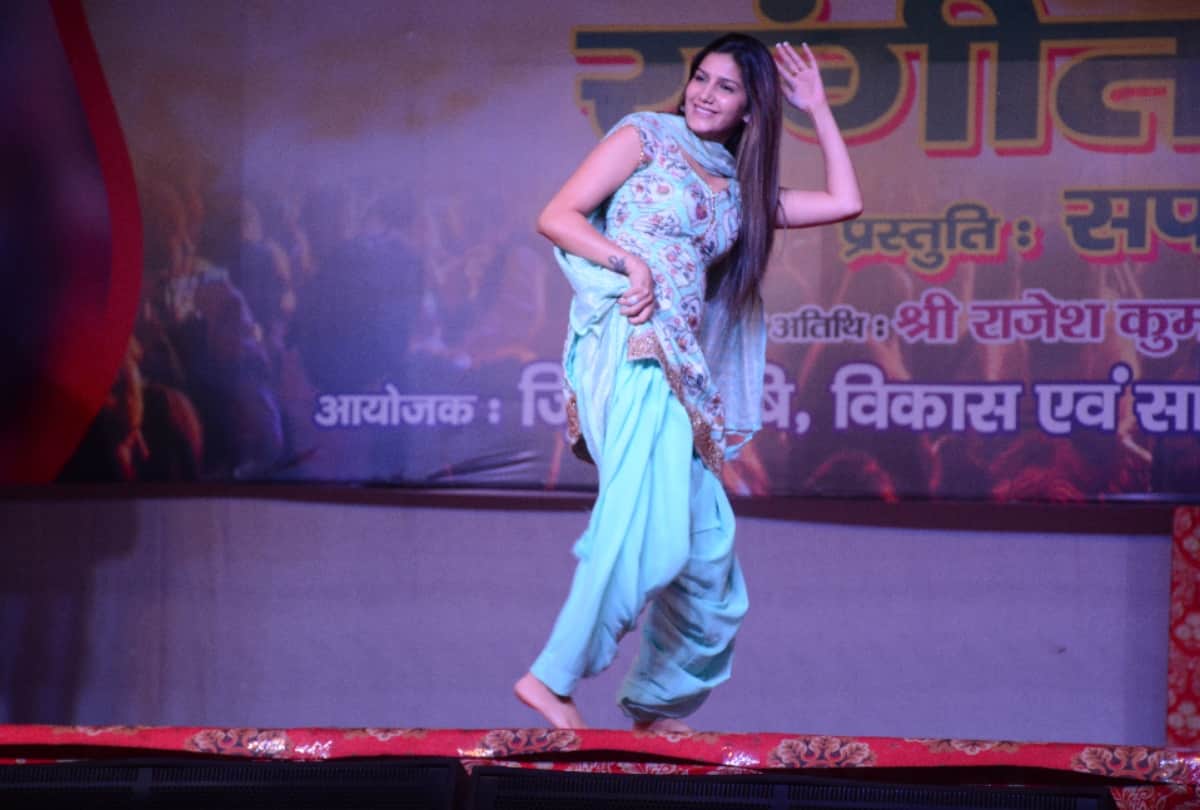 Sapna Choudhary birthday special know why she is wearing salwar suit during stage performance