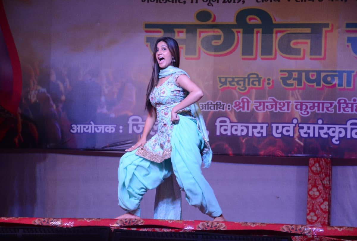 Sapna Choudhary birthday special know why she is wearing salwar suit during stage performance