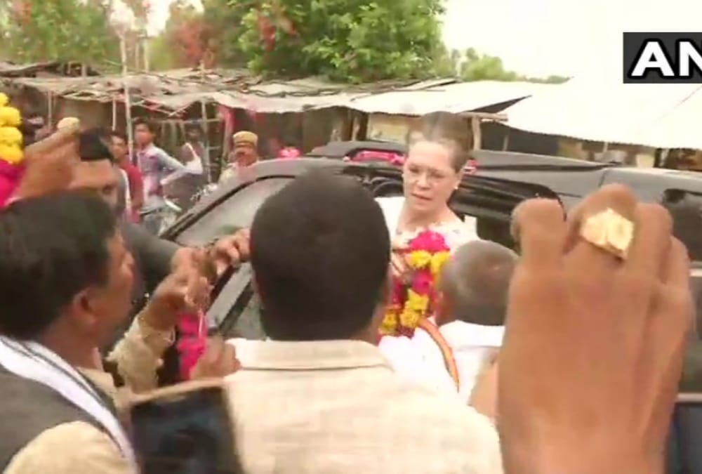 sonia gandhi and priyanka gandhi in raebareli