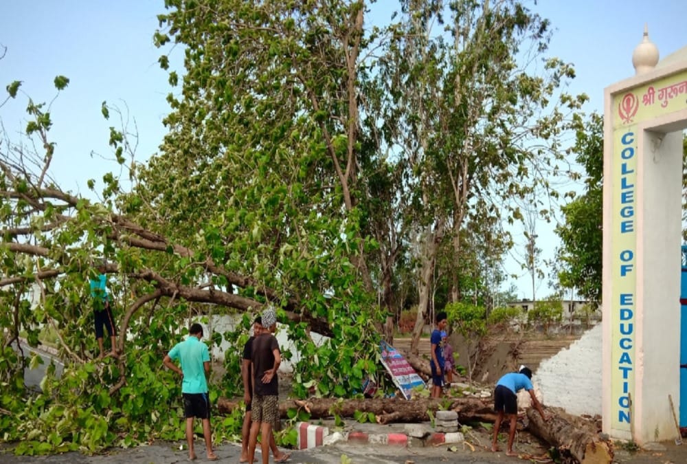 High Thunderstorm Destroy crops and house and one killed in uttarakhand 