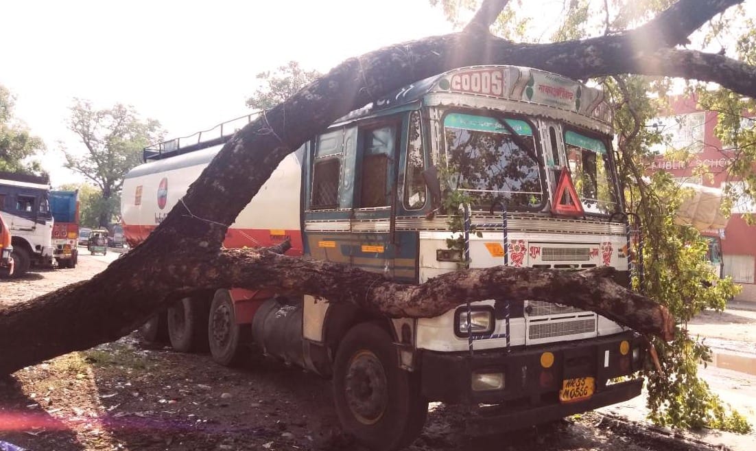 High Thunderstorm Destroy crops and house and one killed in uttarakhand 